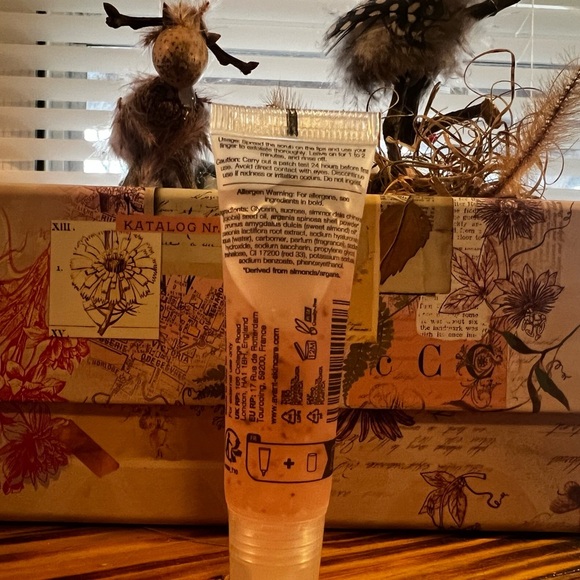 AVANT SKINCARE
Velvet Perfecting Rose Sugar Lip Scrub - Picture 3 of 3